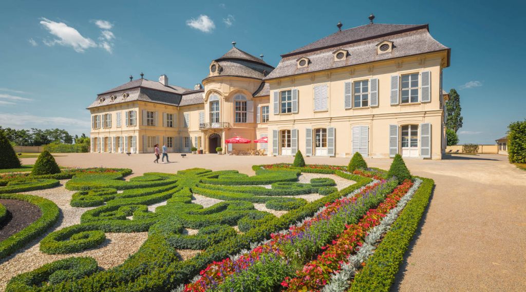 Schloss Niederweiden, Ansicht aus Südwesten (© Schloß Schönbrunn Kultur- und Betriebsges.m.b.H. - Severin Wurnig)
